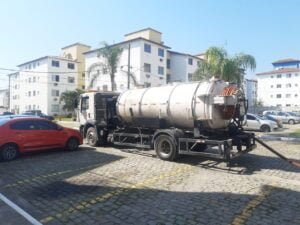 Caminhão de desentupimento